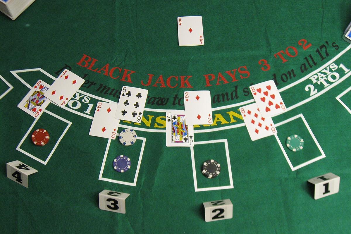 Meja blackjack dengan kartu dan chip