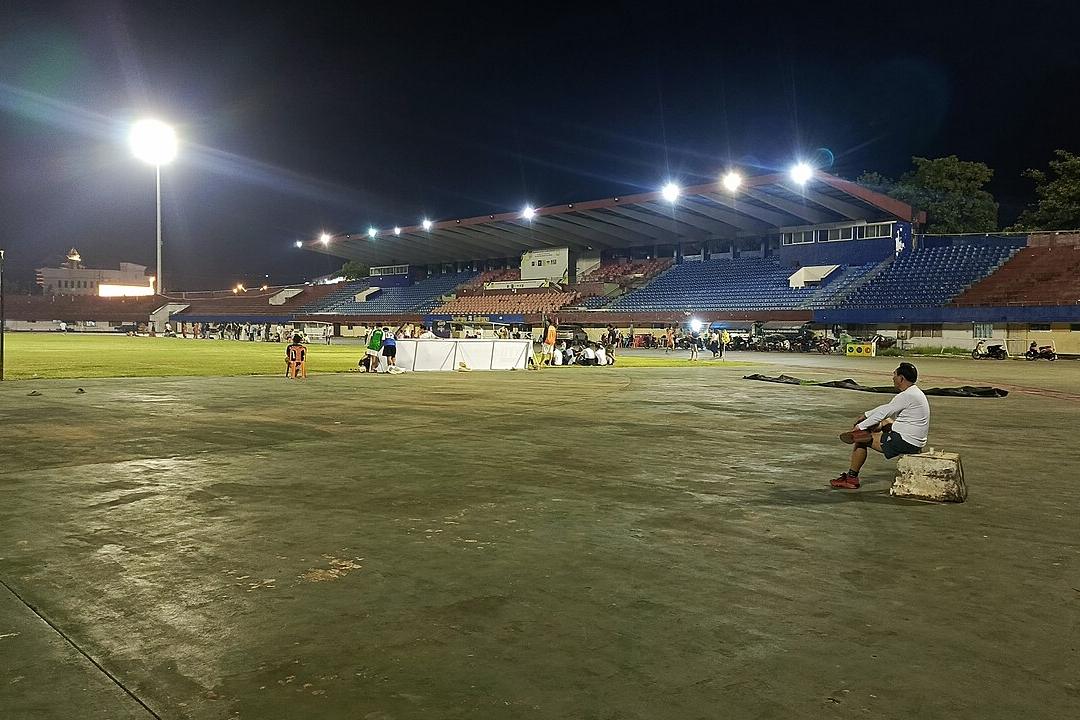 Stadion olahraga menyala di malam hari