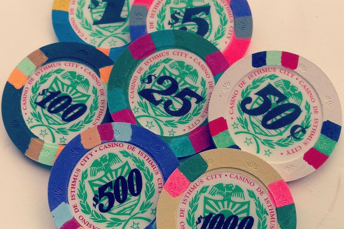 Satu set chip poker di dalam kotak