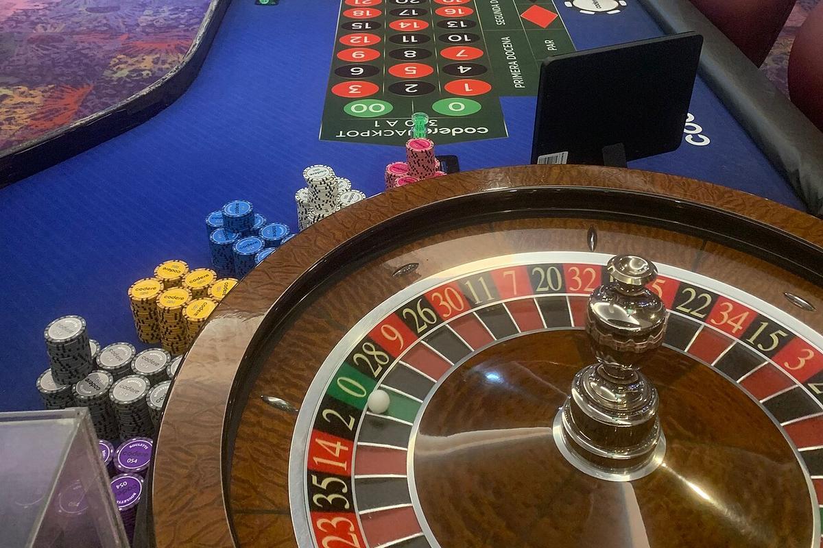Meja roulette di sebuah kasino dilihat dari atas