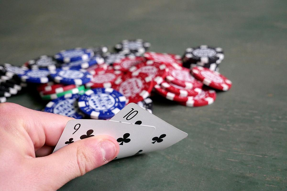 Dua kartu poker bertumpuk di atas chip