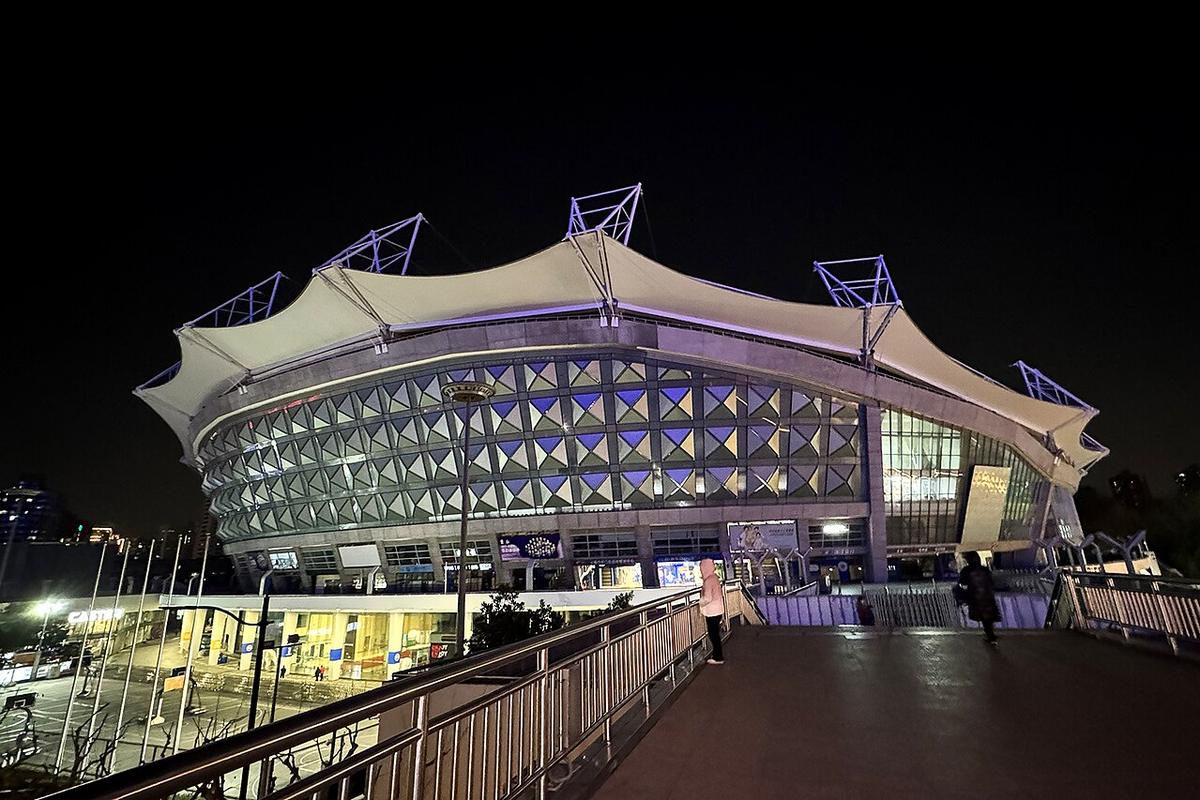 Stadion sepak bola menyala di malam hari