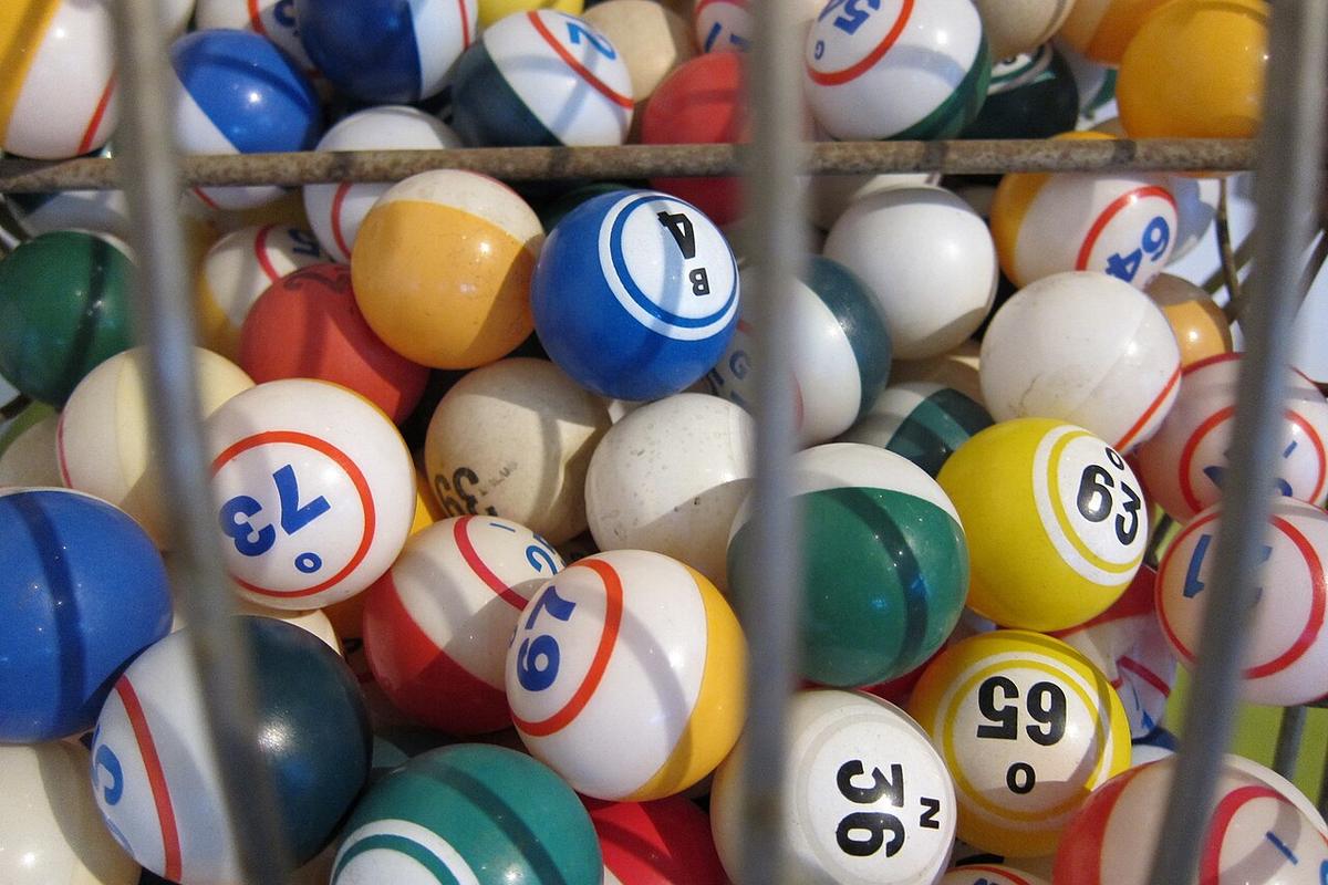 Bola-bola bernomor di dalam drum undian