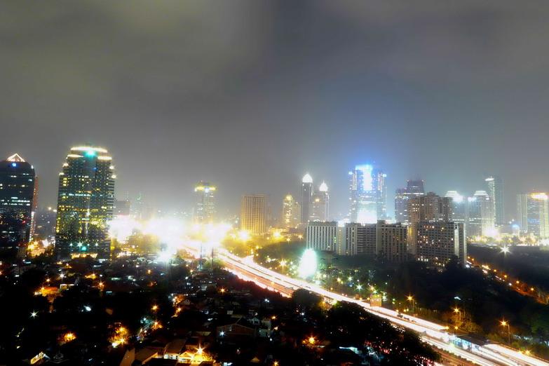 Siluet kota Jakarta pada senja hari